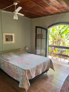 - une chambre avec un lit et une terrasse avec une table dans l'établissement HOSTEL DAS ESTRELAS, à Areal