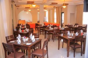 A restaurant or other place to eat at Lemaiyan Suites