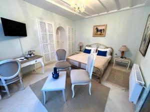 TV a/nebo společenská místnost v ubytování Dar Yessine Boutique Hôtel