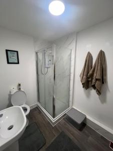 Vannas istaba naktsmītnē Cosy Abode next to Maidstone East Station - Serviced Apartment
