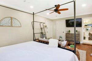 a bedroom with a bed with a ceiling fan at Downtown WPB studio D - w full kitchen in West Palm Beach
