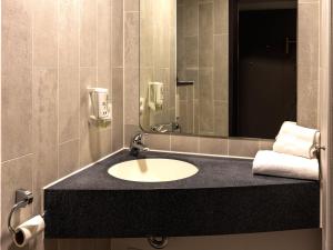 y baño con lavabo y espejo. en B&B Hotel Koblenz en Koblenz
