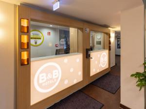 een glazen deur met een bbc hotelbord erop bij B&B Hotel Koblenz in Koblenz