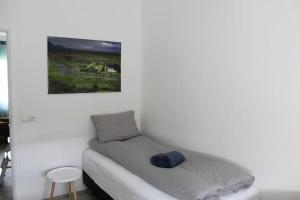 1 cama en una habitación con una foto en la pared en Countryhouse with great view on Eyjafjallajökull, en Hvolsvöllur