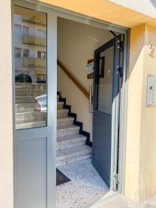 ヴァランスにあるLogement 1 chambre Basse Ville 2 min hypercentreの階段建ての建物の開扉