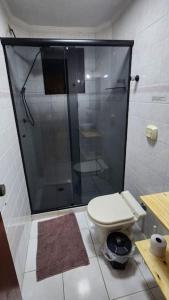 La salle de bains est pourvue d'une douche et de toilettes. dans l'établissement Apartamento Praia Grande Aviação 50m praia, à Praia Grande
