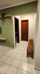 un couloir avec une table en bois et une porte dans l'établissement Apartamento Praia Grande Aviação 50m praia, à Praia Grande