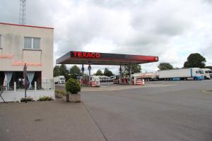 eine Tesco-Tankstelle auf einem Parkplatz in der Unterkunft Relais Charlemagne Sca in Herve