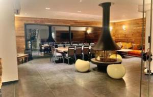 Posezení v ubytování Chalet de luxe avec Sauna chez Papou
