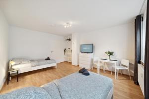 a bedroom with two beds and a television in it at Moderne Unterkunft für Monteure und Geschäftsreisende in Osnabrück