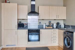 Η κουζίνα ή μικρή κουζίνα στο Pass the Keys Liberty House · Spacious modern apartment