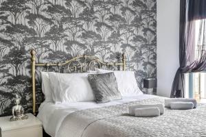 een slaapkamer met een bed met zwart en wit behang bij Pass the Keys Liberty House · Spacious modern apartment in Chertsey