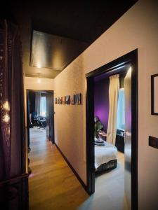 un corridoio con una camera con letto e specchio di Les Chambres @ BisousBisous a Jodoigne