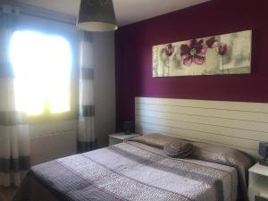 ein Schlafzimmer mit einem Bett mit einer lila Wand in der Unterkunft VILLA AVEC PISCINE in Roussillon