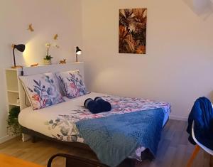 ein kleines Schlafzimmer mit einem Bett mit in der Unterkunft Appartement Tout équipé en Hyper-Centre avec Parking Privé et Gratuit - Vue sur la Ville et Château de Caen in Caen