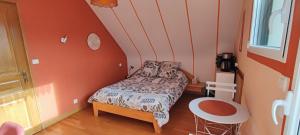 Rúm í herbergi á Belle chambre sdb privée avec balcon