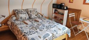 Rúm í herbergi á Belle chambre sdb privée avec balcon