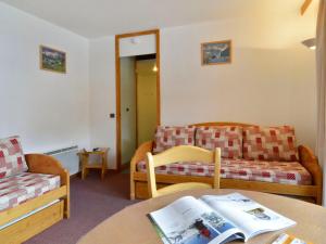 a living room with a couch and a table at Studio Plagne Bellecôte, 1 pièce, 4 personnes - FR-1-181-2356 in La Plagne Tarentaise