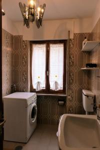 a bathroom with a tub and a washing machine at Casa Ezio - Piano terra in Malesco