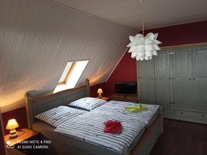 Gernrode - HarzにあるFerienwohnung"Harzliebe"のベッドルーム1室(赤い袋付きのベッド1台付)