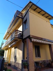un edificio con balconi sul lato di Casa Rovere Perugia a Perugia