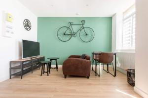 una sala de estar con una bicicleta colgada en la pared en Résidence Jaurès, en Marly