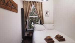 Postel nebo postele na pokoji v ubytování Luxury London house sleeps 13, 2 minutes to metro + 39 fotografií