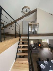 Loft con escalera y sala de estar en La Grange du Pradel, en Montredon-Labessonnié