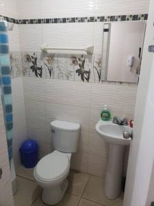 Et badeværelse på Apartment in Closed Condominium - Trujillo
