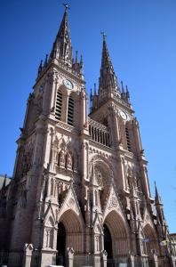 eine große Kirche mit einem Turm mit einer Uhr drauf in der Unterkunft Humberto Apart A in Luján