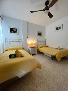 Ένα ή περισσότερα κρεβάτια σε δωμάτιο στο APARTAMENTO LOS BATELES - Frente a la playa