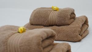dos toallas plegadas con flores encima en Luxury London house sleeps 13, 2 minutes to metro, en Londres