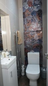 Koupelna v ubytování Luxury London house sleeps 13, 2 minutes to metro