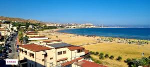 Vistas a la playa con un grupo de personas en Casa Vacanza Nonna Nena, en Porto Empedocle