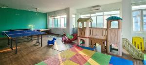 um quarto com uma mesa de pingue-pongue e um conjunto de jogos em La Belle Residence em Phnom Penh
