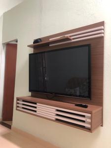 - une télévision à écran plat installée dans un centre de divertissement dans l'établissement Casa em Ilha da Crôa - AL, à Barra de Santo Antônio