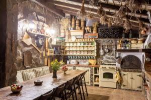 Restaurace v ubytování Conacul Malul Alb