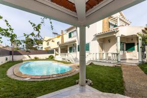 une maison avec une piscine dans une cour dans l'établissement Casa Ze da Cotta Marisol, à Corroios