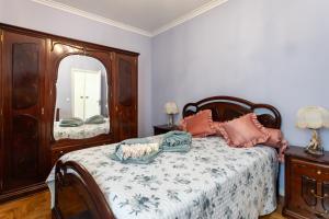 a bedroom with a bed and a large mirror at Casa Ze da Cotta Marisol in Corroios +42 photos