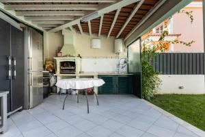 un patio extérieur avec une table et une cuisine dans l'établissement Casa Ze da Cotta Marisol, à Corroios