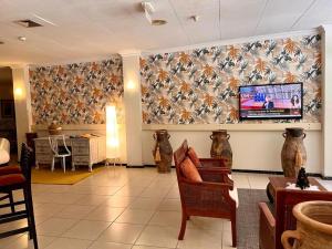 Televízia a/alebo spoločenská miestnosť v ubytovaní 4Dreams Hotel Chimisay