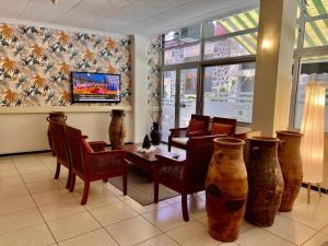 ein Wohnzimmer mit einem Tisch, Stühlen und Vasen in der Unterkunft 4Dreams Hotel Chimisay in Puerto de la Cruz