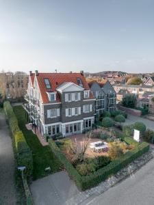 uma vista aérea de uma casa grande em Hotel In den Brouwery em Domburg