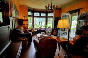 uma sala de estar com um sofá e uma mesa em The Captain's House heritage bed & breakfast em Midland