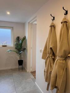 a bathroom with towels hanging on a wall at Luxe Hottub Huisje Bij het Veen op de rand van het Bargerveen Drenthe in Weiteveen