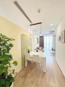 - une salle à manger et un salon avec une table et des chaises dans l'établissement Tpland Việt Nam - Vinhomes Times City- Park Hill, à Hanoï