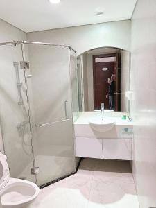 La salle de bains est pourvue d'une douche, d'un lavabo et de toilettes. dans l'établissement Tpland Việt Nam - Vinhomes Times City- Park Hill, à Hanoï