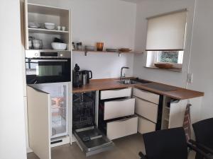 Køkken eller tekøkken på Ferienwohnung mit Seeblick und PKW Abstellplatz am Haus