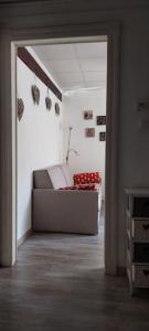 - un salon avec un canapé dans l'établissement Accogliente Bilocale In Zona Centrale - alloggio uso turistico - VDA - Aosta - 0318, à Aoste