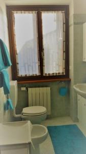 La salle de bains est pourvue de toilettes et d'un lavabo. dans l'établissement Accogliente Bilocale In Zona Centrale - alloggio uso turistico - VDA - Aosta - 0318, à Aoste